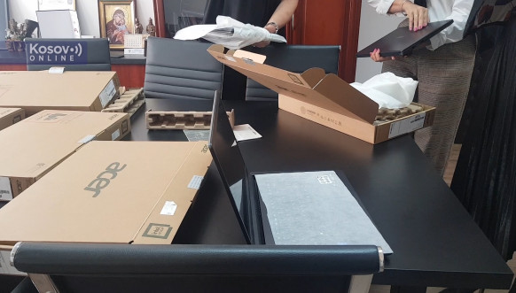 Danijela Vujičić dodale laptop računara Školskoj upravi u KM