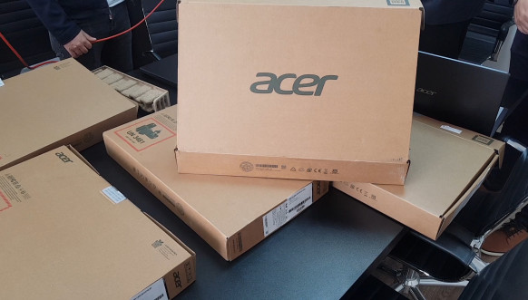 Danijela Vujičić dodale laptop računara Školskoj upravi u KM