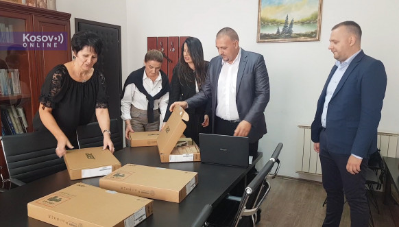 Danijela Vujičić dodale laptop računara Školskoj upravi u KM