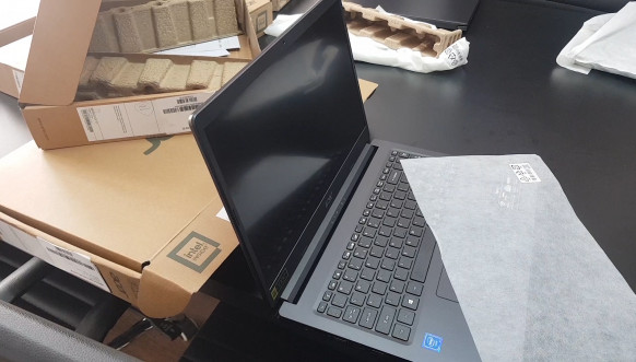 Danijela Vujičić dodale laptop računara Školskoj upravi u KM