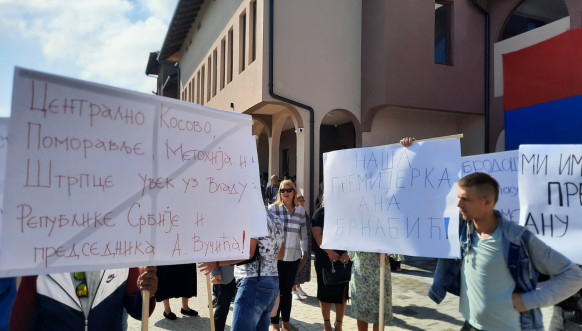 Građani Severne Mitrovice dočekuju Anu Brnabić Građani Severne Mitrovice dočekuju Anu Brnabić