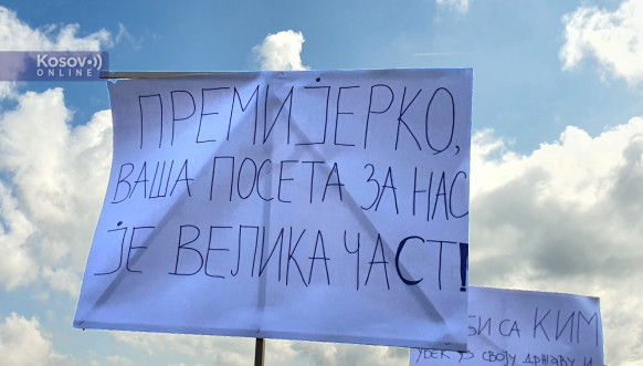 Građani Severne Mitrovice dočekuju Anu Brnabić - transparent Građani Severne Mitrovice dočekuju Anu Brnabić - transparent
