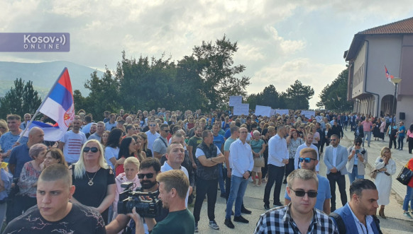 Građani Severne Mitrovice dočekuju Anu Brnabić Građani Severne Mitrovice dočekuju Anu Brnabić