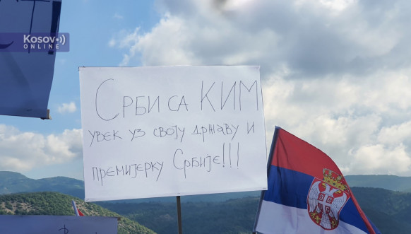 Građani Severne Mitrovice dočekuju Anu Brnabić - transparent Građani Severne Mitrovice dočekuju Anu Brnabić - transparent