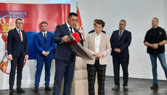 Spirić uručio poklon Brnabić Spirić uručio poklon Brnabić