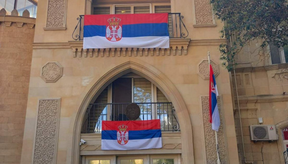 Srpska zastava na ambasadi u Bakuu