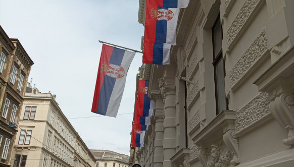 Srpska zastava na ambasadi u Beču