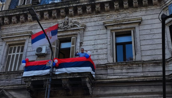 Srpska zastava na ambasadi u Buenos Ajresu