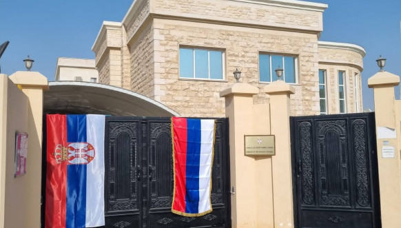 Srpska zastava na ambasadi u Dohi