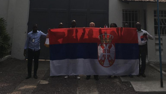 Srpska zastava na ambasadi u Kinšasu