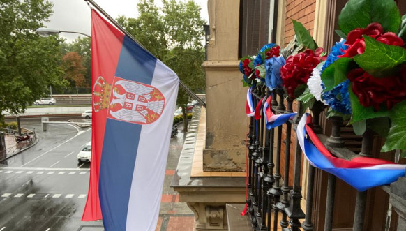 Srpska zastava na ambasadi u Madridu