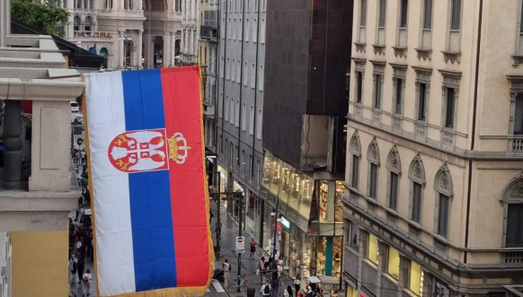 Srpska zastava na ambasadi u Milanu