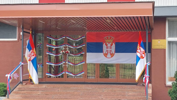 Srpska zastava na ambasadi u Moskvi