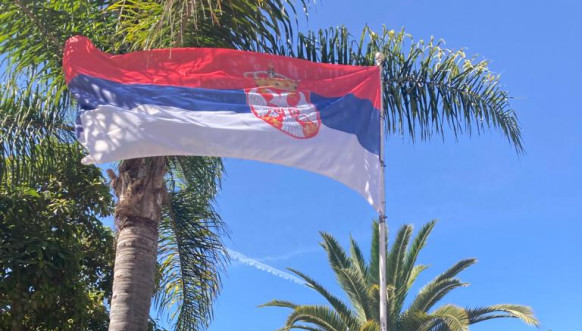 Srpska zastava na ambasadi u Rabatu