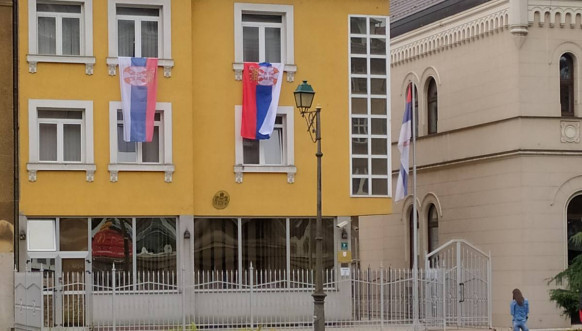 Srpska zastava na ambasadi u Sarajevu