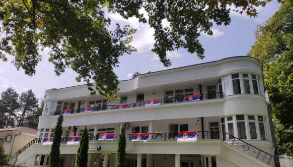 Srpska zastava na ambasadi u Skoplju