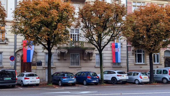 Srpska zastava na ambasadi u Strazburu