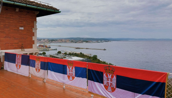 Srpska zastava na ambasadi u Trstu