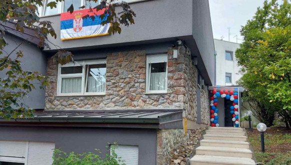 Srpska zastava na ambasadi u Zagrebu