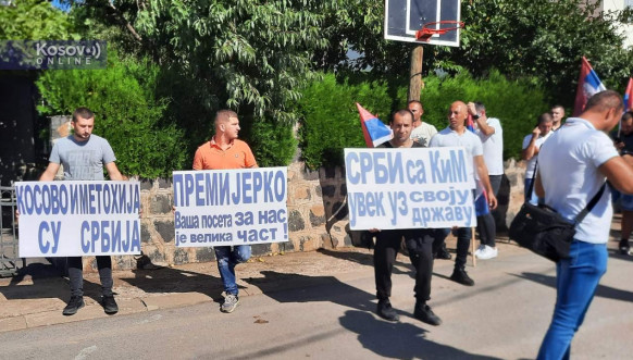 Okupljeni Srbi u Leposaviću dočekuju premijerku Anu Brnabić Okupljeni Srbi u Leposaviću dočekuju premijerku Anu Brnabić