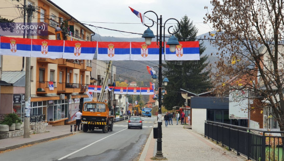 Leposavić okićen srpskim trobojkama