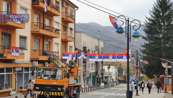 Leposavić okićen srpskim trobojkama