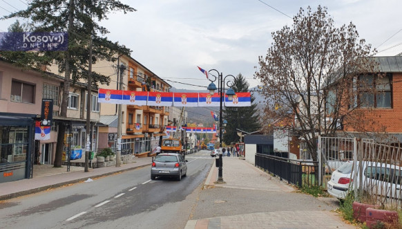 Leposavić okićen srpskim trobojkama