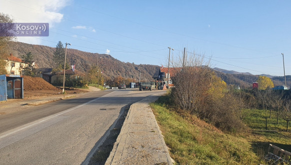 Kosovska policija i Kfor u oklopnim vozilima u blizini Leposavića Kosovska policija i Kfor u oklopnim vozilima u blizini Leposavića