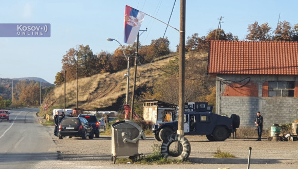 Kosovska policija i Kfor u oklopnim vozilima u blizini Leposavića Kosovska policija i Kfor u oklopnim vozilima u blizini Leposavića