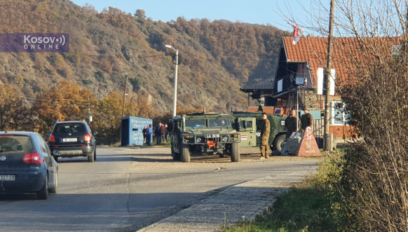 Kosovska policija i Kfor u oklopnim vozilima u blizini Leposavića Kosovska policija i Kfor u oklopnim vozilima u blizini Leposavića