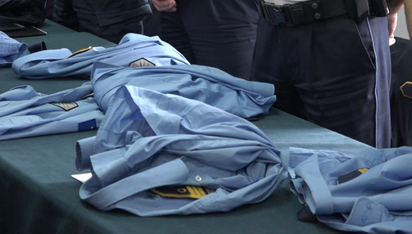 Srpski policajci skidaju uniforme