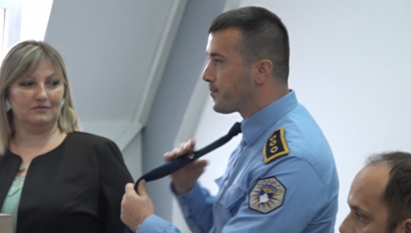 Srpski policajci skidaju uniforme