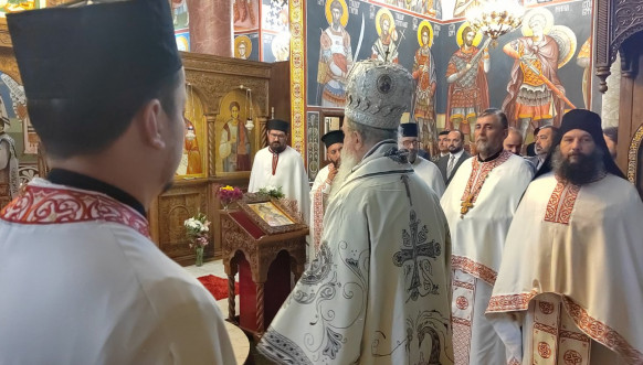 Teodosije služi liturgiju