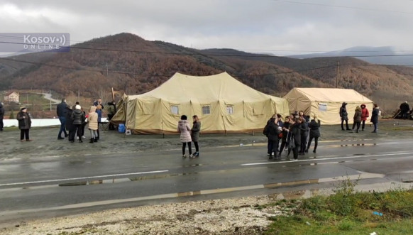 Građani na barikadi u Zubinom Potoku