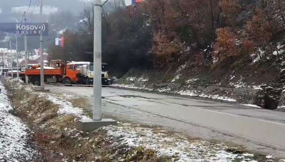 Britanski vojnici Kfora na barikadi u Ibarskoj Slatini