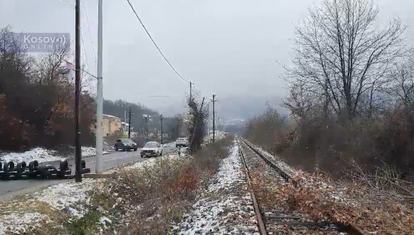 Britanski vojnici Kfora na barikadi u Ibarskoj Slatini