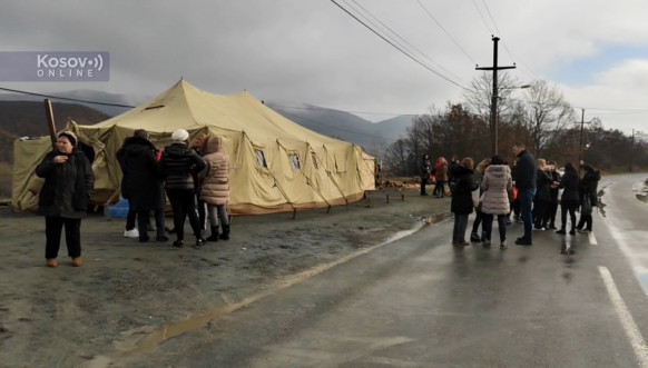 Građani na barikadi u Zubinom Potoku