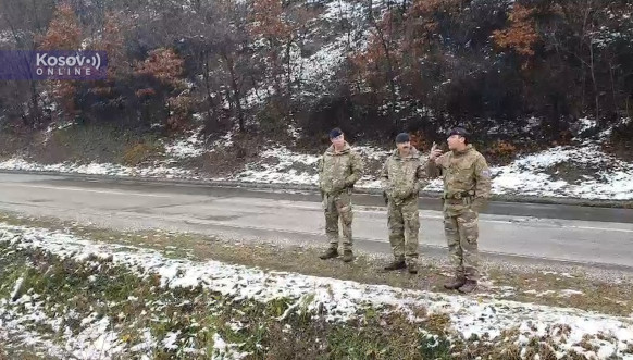 Britanski vojnici Kfora na barikadi u Ibarskoj Slatini