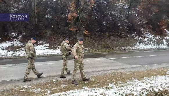 Britanski vojnici Kfora na barikadi u Ibarskoj Slatini