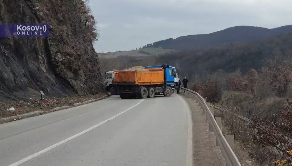 Srbi sa severa postavljaju barikade