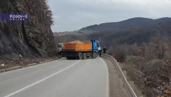 Srbi sa severa postavljaju barikade