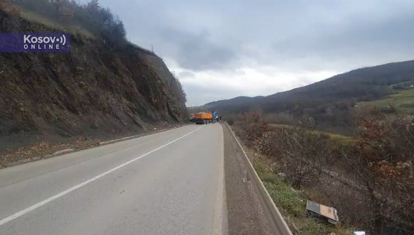 Srbi sa severa postavljaju barikade