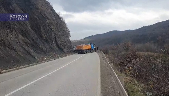 Srbi sa severa postavljaju barikade