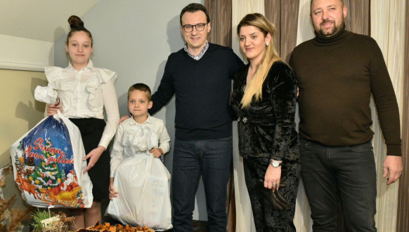 Petković sa porodicom Sofronijević za Božić Petković sa porodicom Sofronijević za Božić