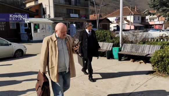 Advokat Vlajić stiže na javnu raspravu u Zubinom Potoku Advokat Vlajić stiže na javnu raspravu u Zubinom Potoku