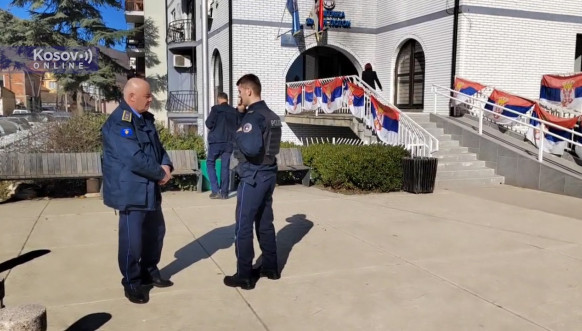 Kosovska policija ispred zgrade Opštine Zubin Potok Kosovska policija ispred zgrade Opštine Zubin Potok