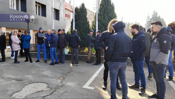 Okupljeni ispred Opštine Leposavić uoči rasprave o eksproprijaciji Okupljeni ispred Opštine Leposavić uoči rasprave o eksproprijaciji