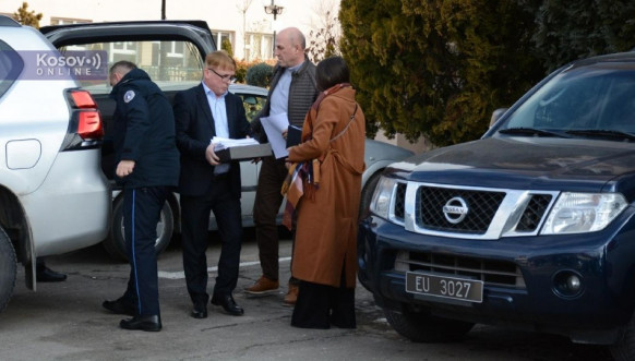 Okupljeni ispred Opštine Leposavić uoči rasprave o eksproprijaciji Okupljeni ispred Opštine Leposavić uoči rasprave o eksproprijaciji