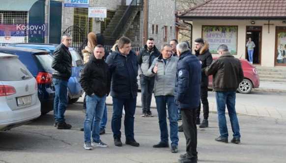Okupljeni ispred Opštine Leposavić uoči rasprave o eksproprijaciji Okupljeni ispred Opštine Leposavić uoči rasprave o eksproprijaciji