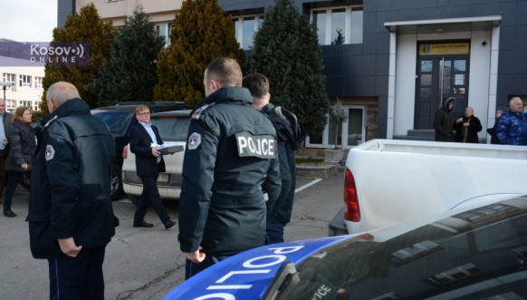 Okupljeni ispred Opštine Leposavić uoči rasprave o eksproprijaciji Okupljeni ispred Opštine Leposavić uoči rasprave o eksproprijaciji